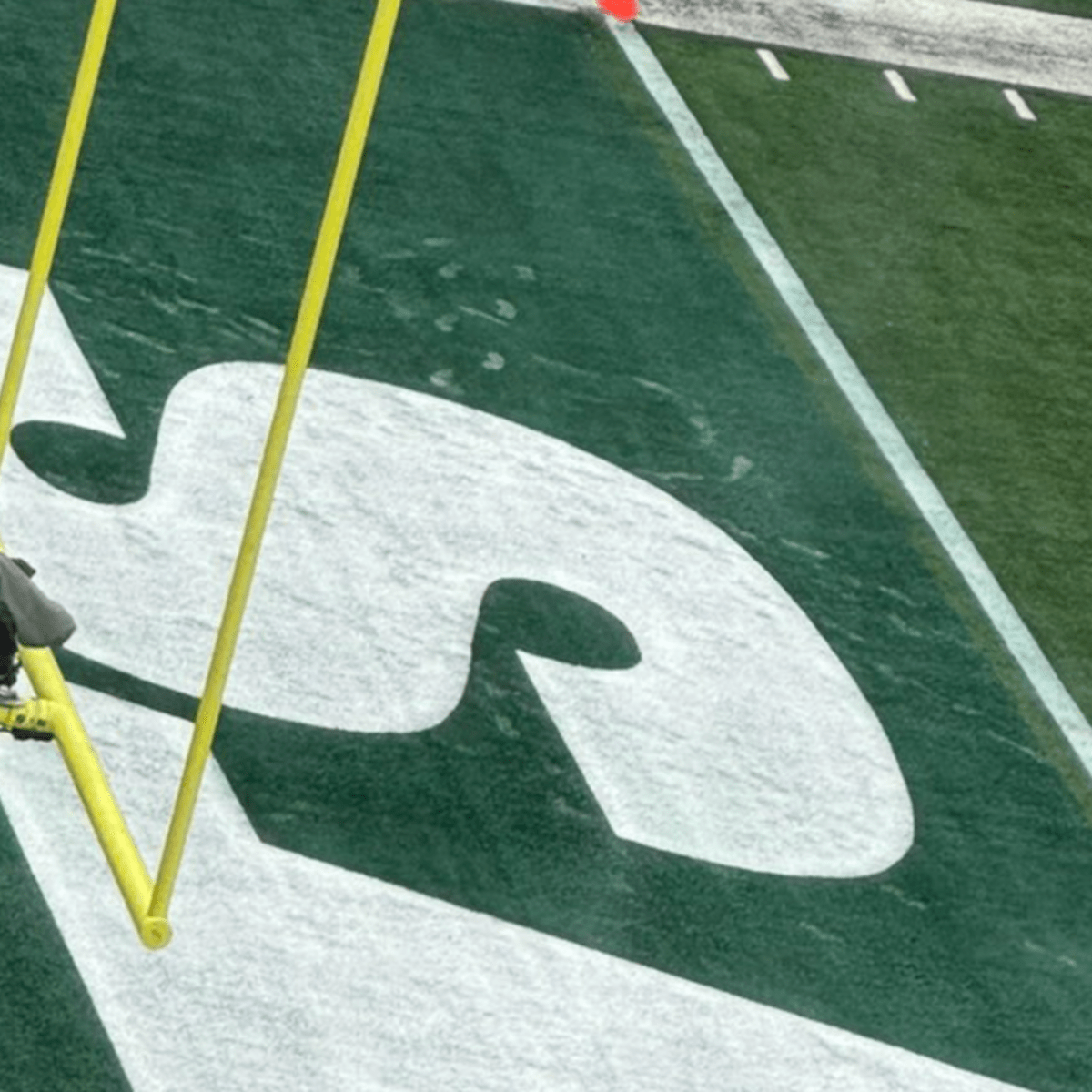 Social media reacts to sloppy on-field paint at MetLife Stadium