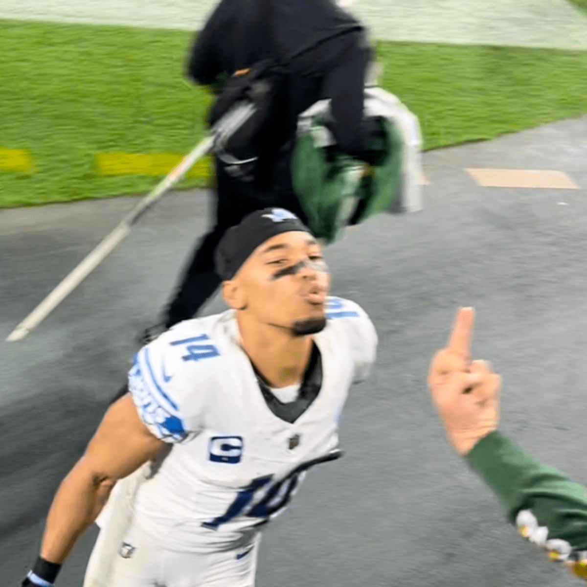 Detroit Lions WR Amon-Ra St. Brown's Savage Reaction to Green Bay Packers  Fan Flipping Him Off