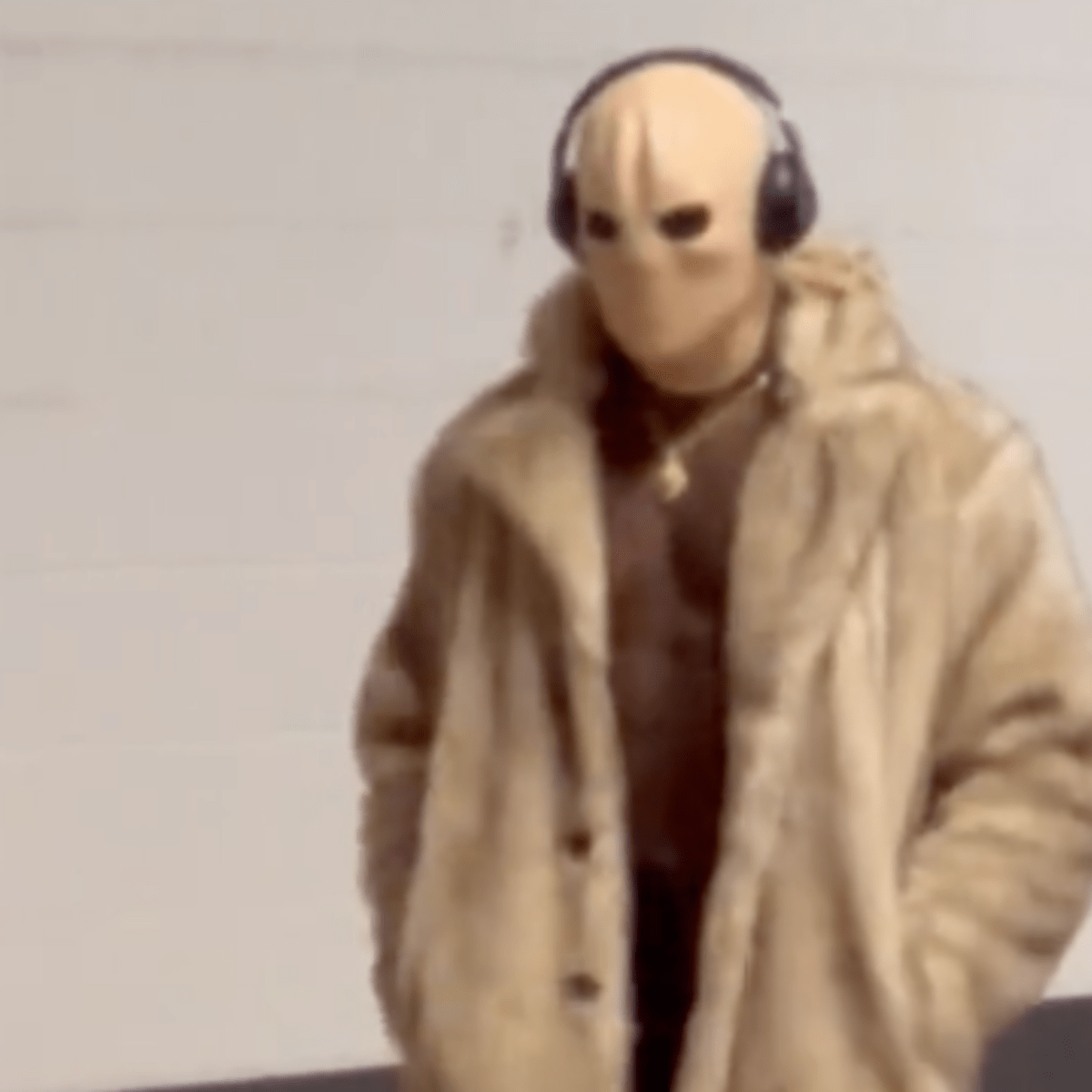 David Njoku Arrives in Mask at Browns Game After Burning Face