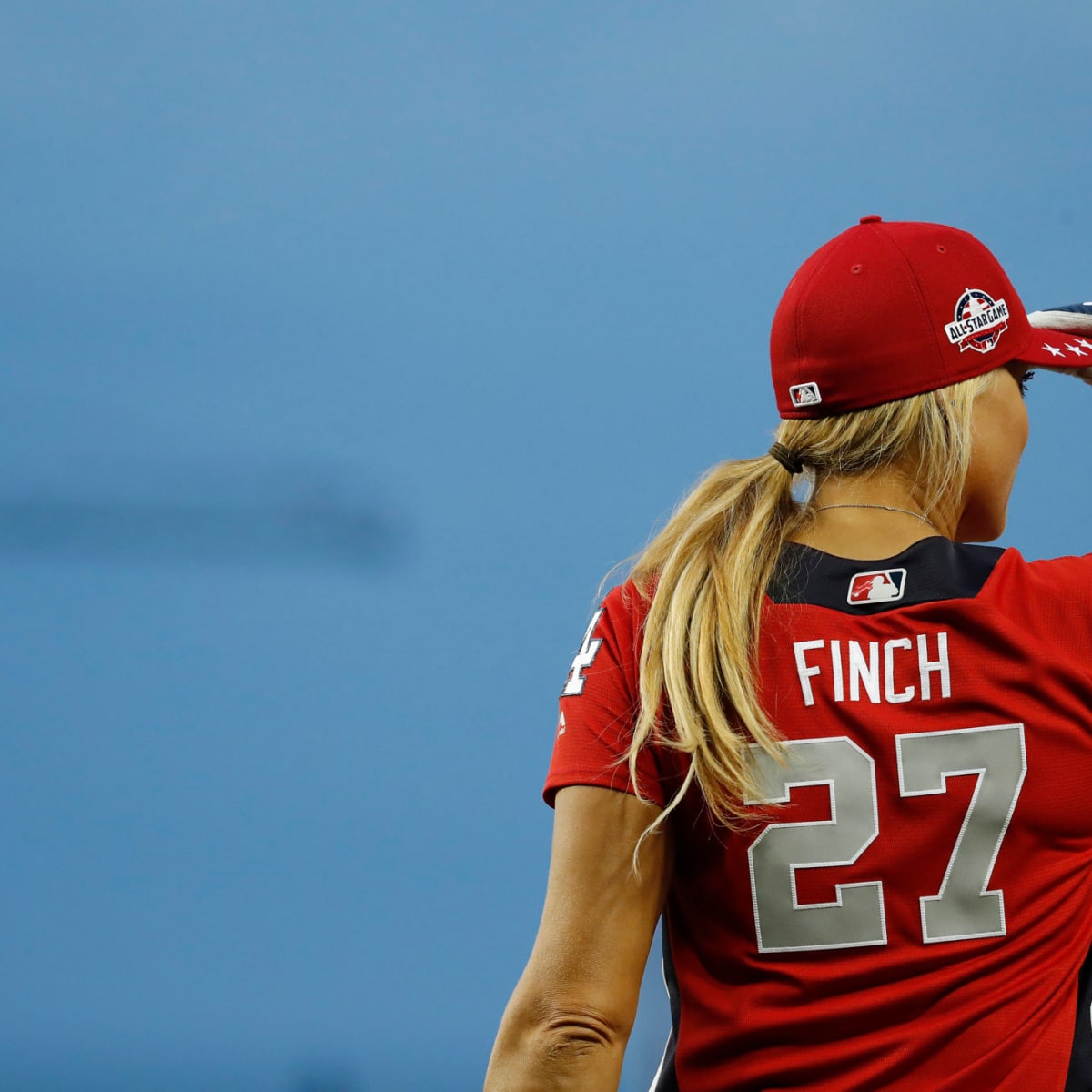 Softball Legend Jennie Finch Posed For Jaw Dropping Swimsuit Photo The Spun
