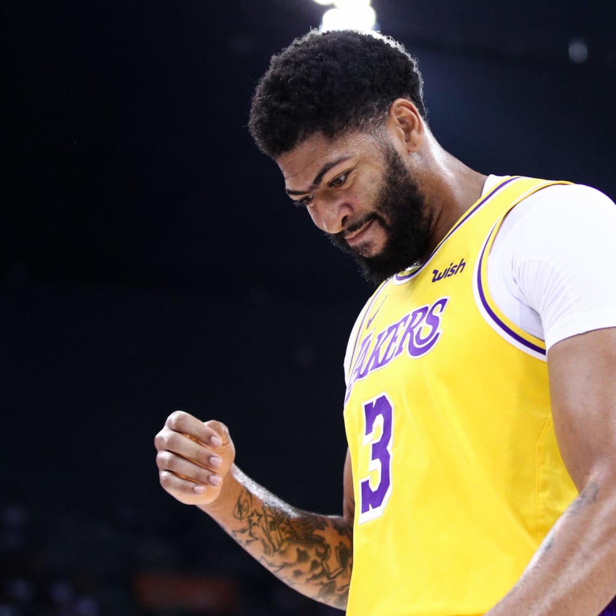 Anthony Davis Arrives In Orlando Wearing Shirt Honoring Kobe