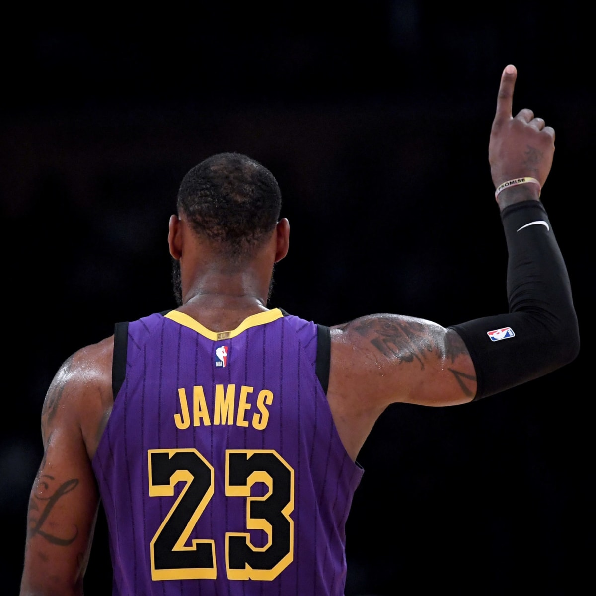 Look LeBron Pays Tribute To Kobe Bryant Ahead Of Game 4 The Spun