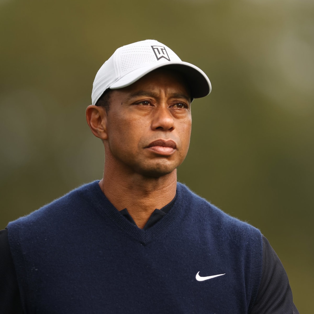 tiger woods white cap