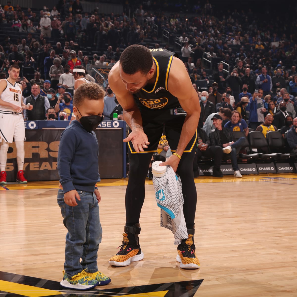 NBA World Reacts To Viral Steph Curry Son Photo The Spun
