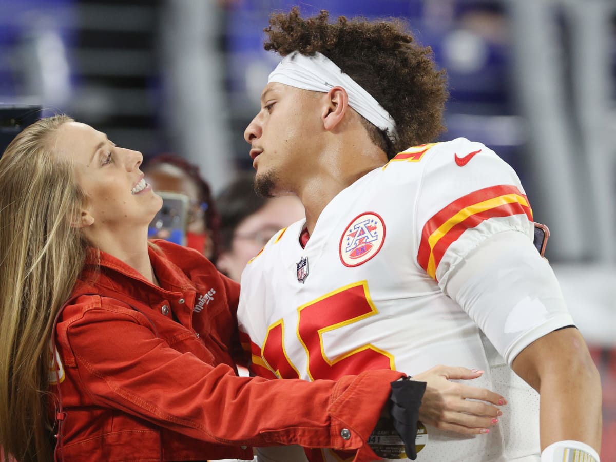 Patrick Mahomes Squats to Get the Perfect Instagram Shots for Wife