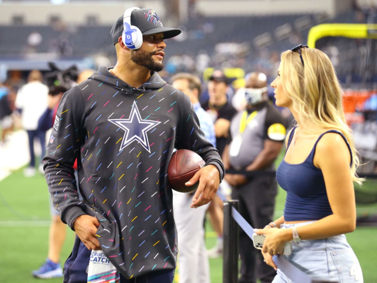 Dak Prescott's Girlfriend's Gameday Outfit Went Viral Yesterday