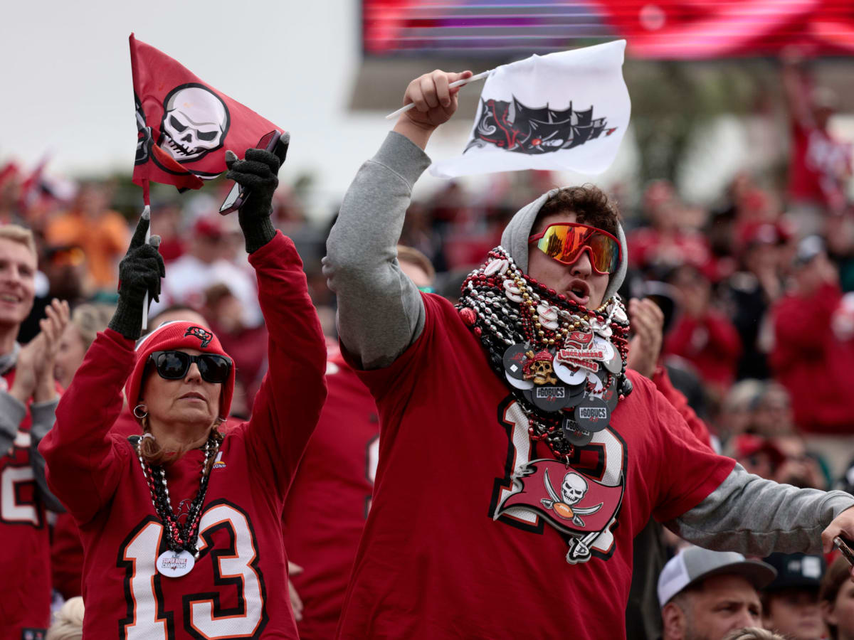 Eagles fans hilariously refused to help pull up big Buccaneers flag