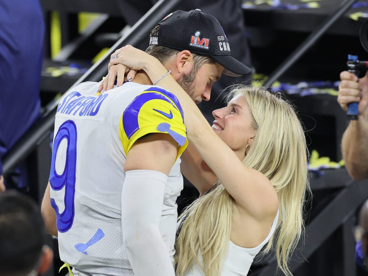 Josh Allen's girlfriend, Brittany Williams, kisses QB before Bills