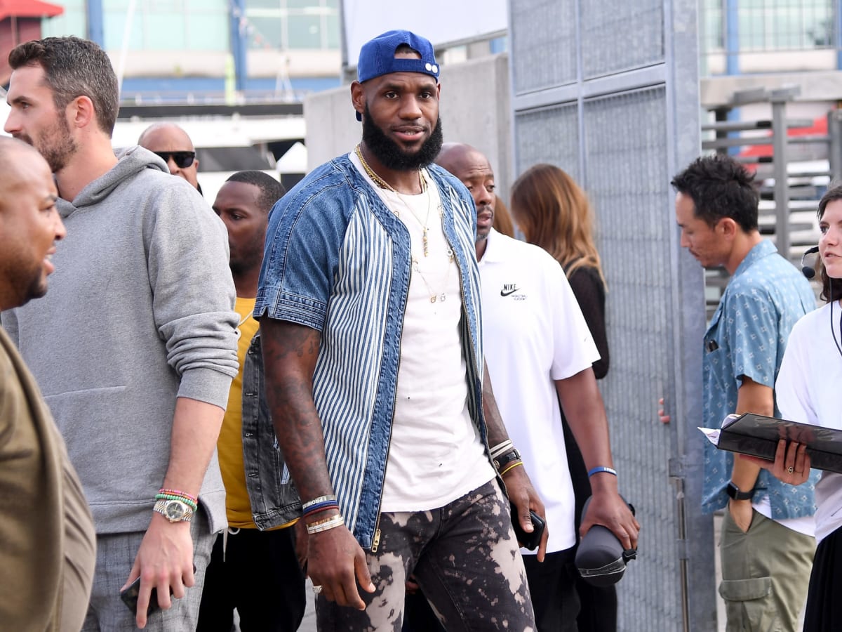 Look: Lakers Fans Are Loving LeBron's Pregame Outfit - The Spun