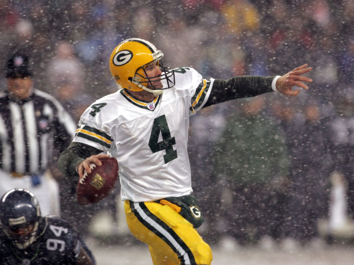 Green Bay Packers Buzz: Brett Favre shows up at Tom Brady's home debut