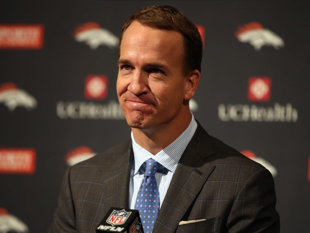 Former UT quarterback Peyton Manning, center, is congratulated by