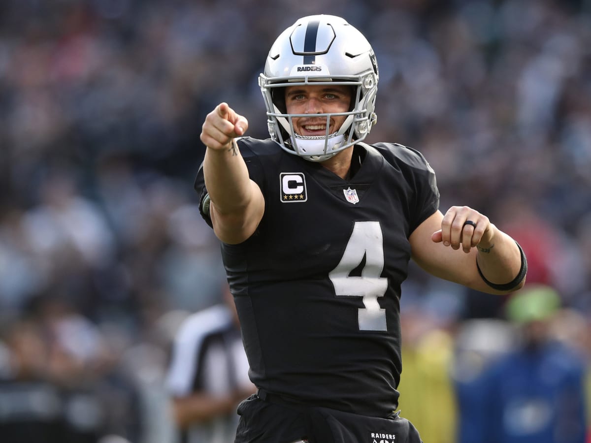 Derek Carr sidesteps Raiders, Tom Brady question after rumor catches fire