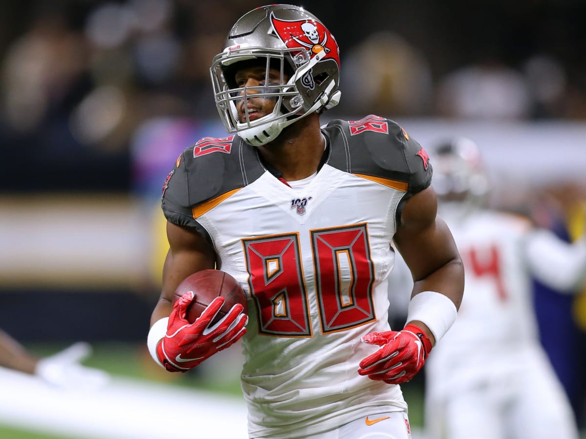 Former College Football Star O.J. Howard Reportedly Signs With New