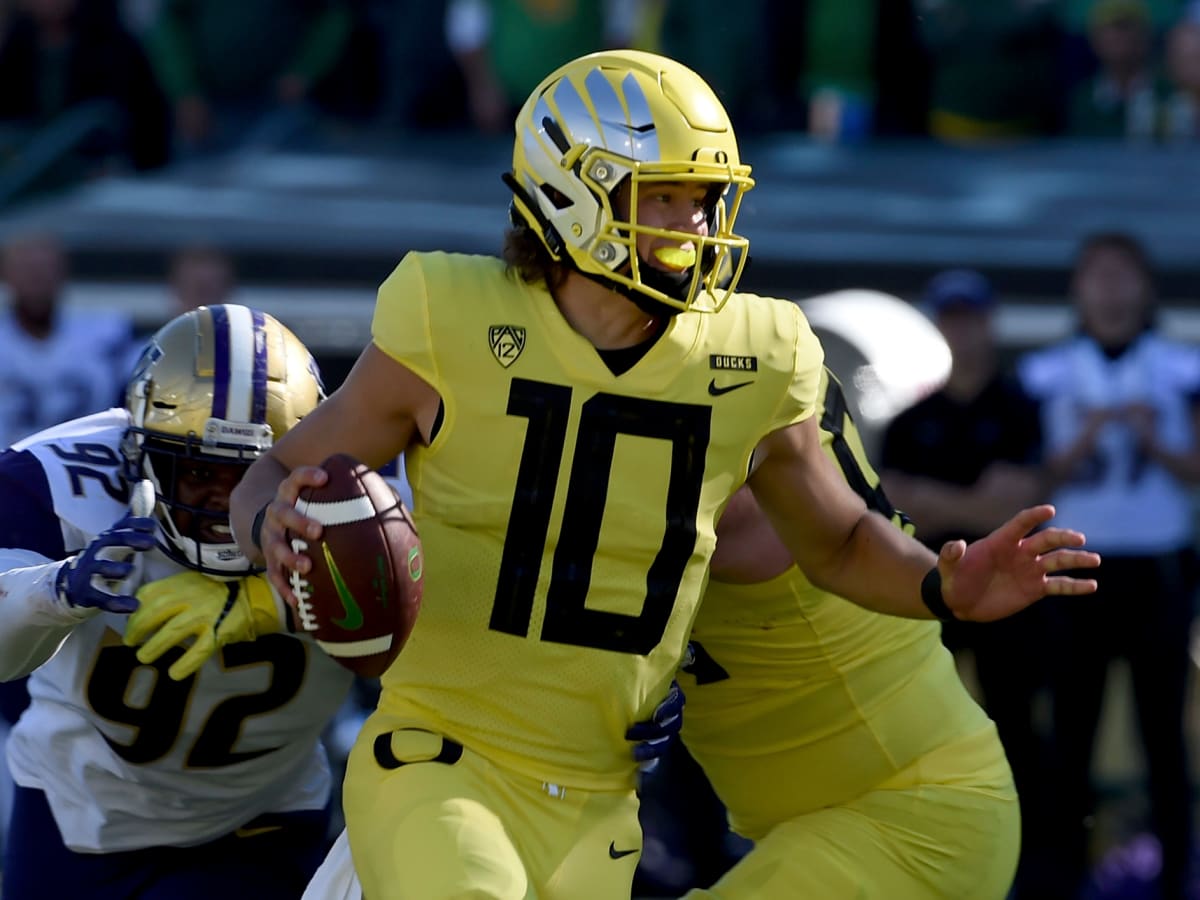 Arlington, TX U.S. 31st Aug, 2019. A Oregon quarterback Justin Herbert (10)  game stats 28 for 37 for 242 yards looks down field for a open teammate  during the NCAA Advocare Classic