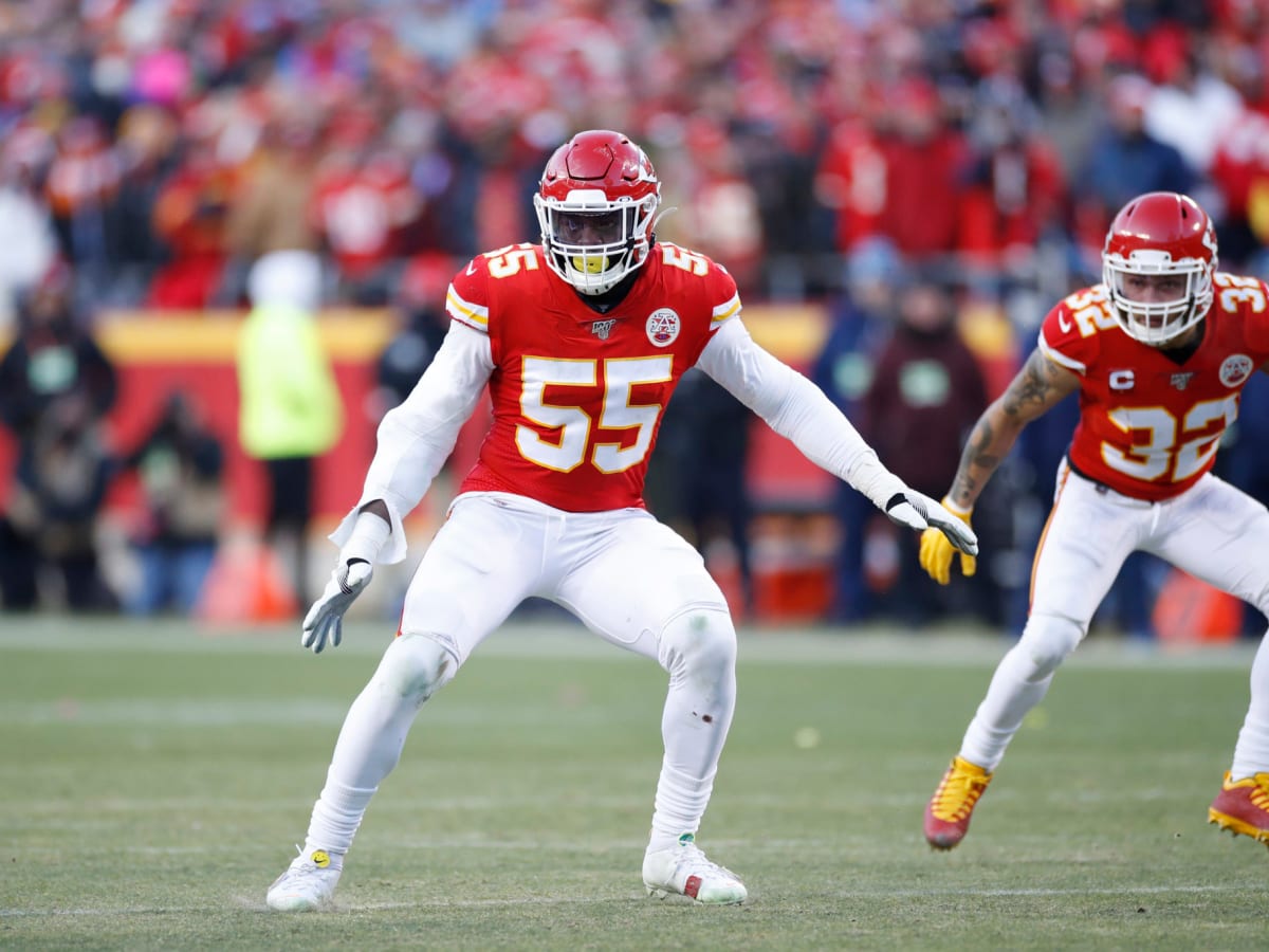 Chiefs DE Frank Clark wears Derrick Thomas jersey during parade