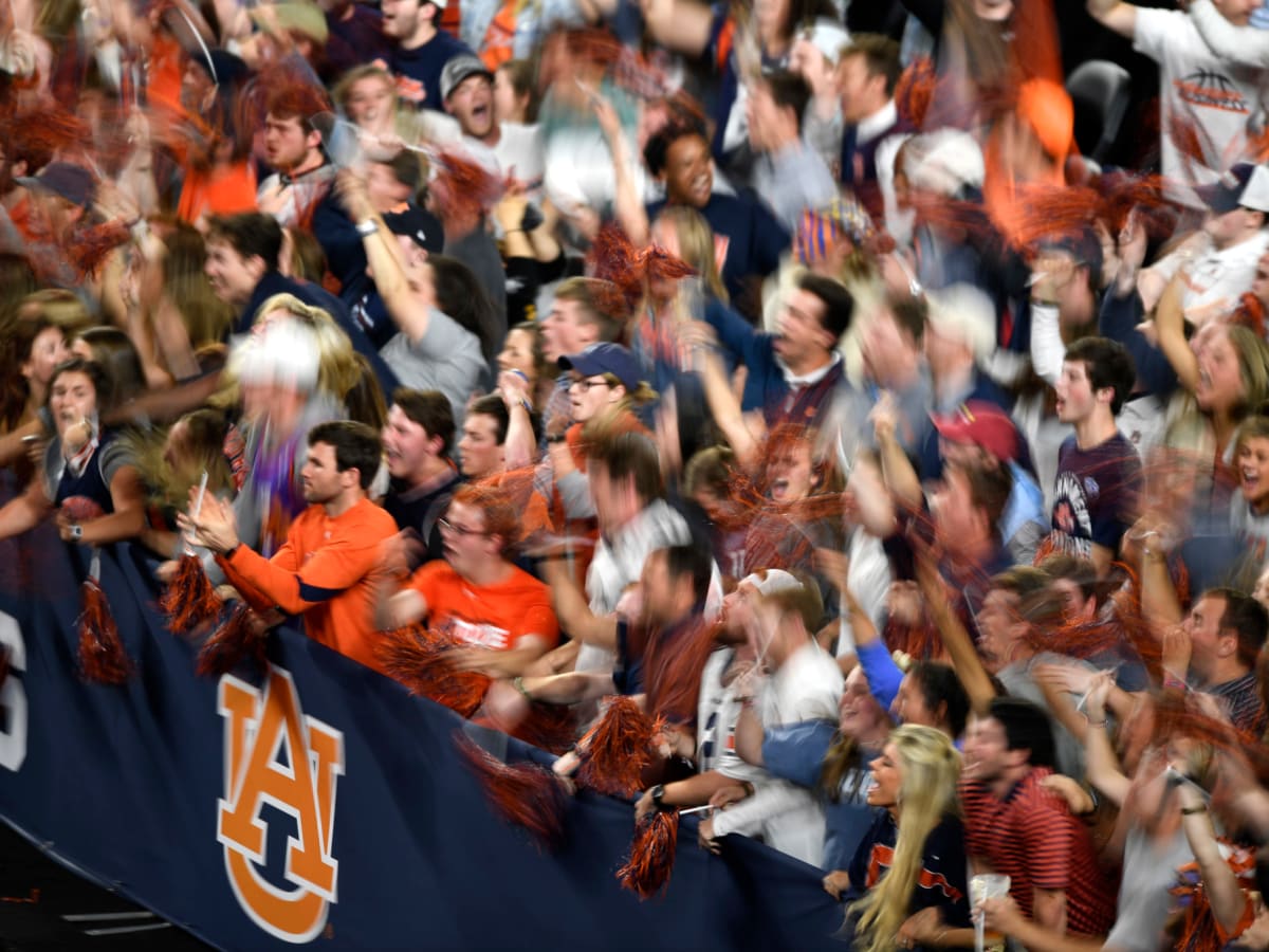 Auburn fans flock to stores to celebrate SEC win 