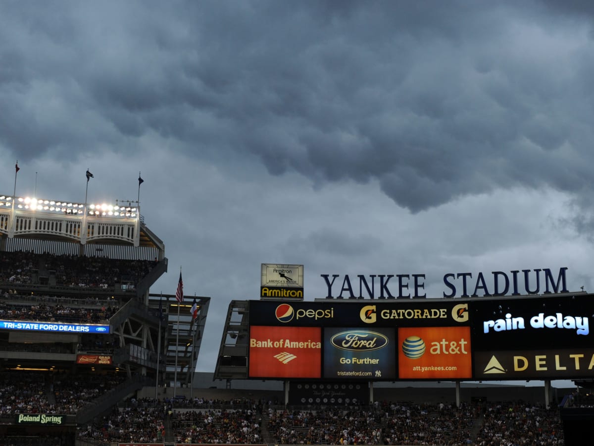 NY Yankees fans throw stuff on field, team looses to Rays