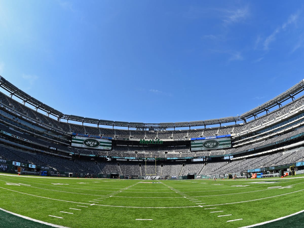 WATCH: Fans take over national anthem at Jets-Ravens game