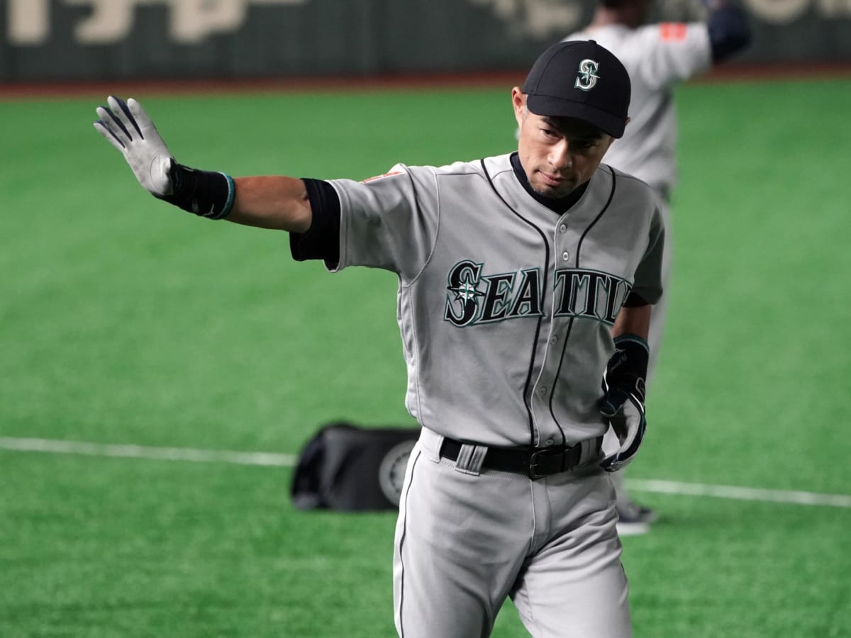 The Athletic on X: Ken Griffey Jr. helping Ichiro Suzuki with his