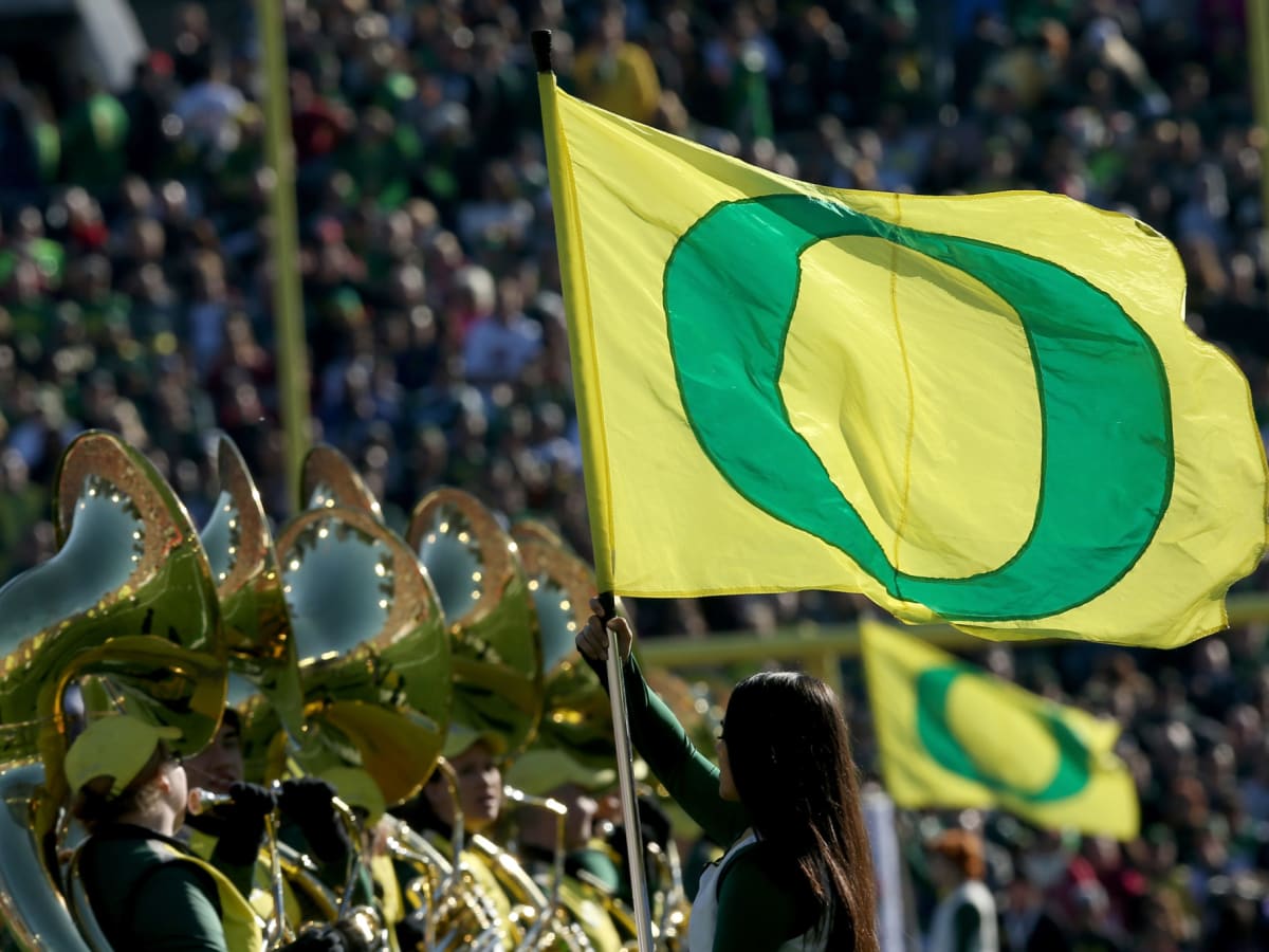 Oregon's uniforms are entirely green for the Rose Bowl 