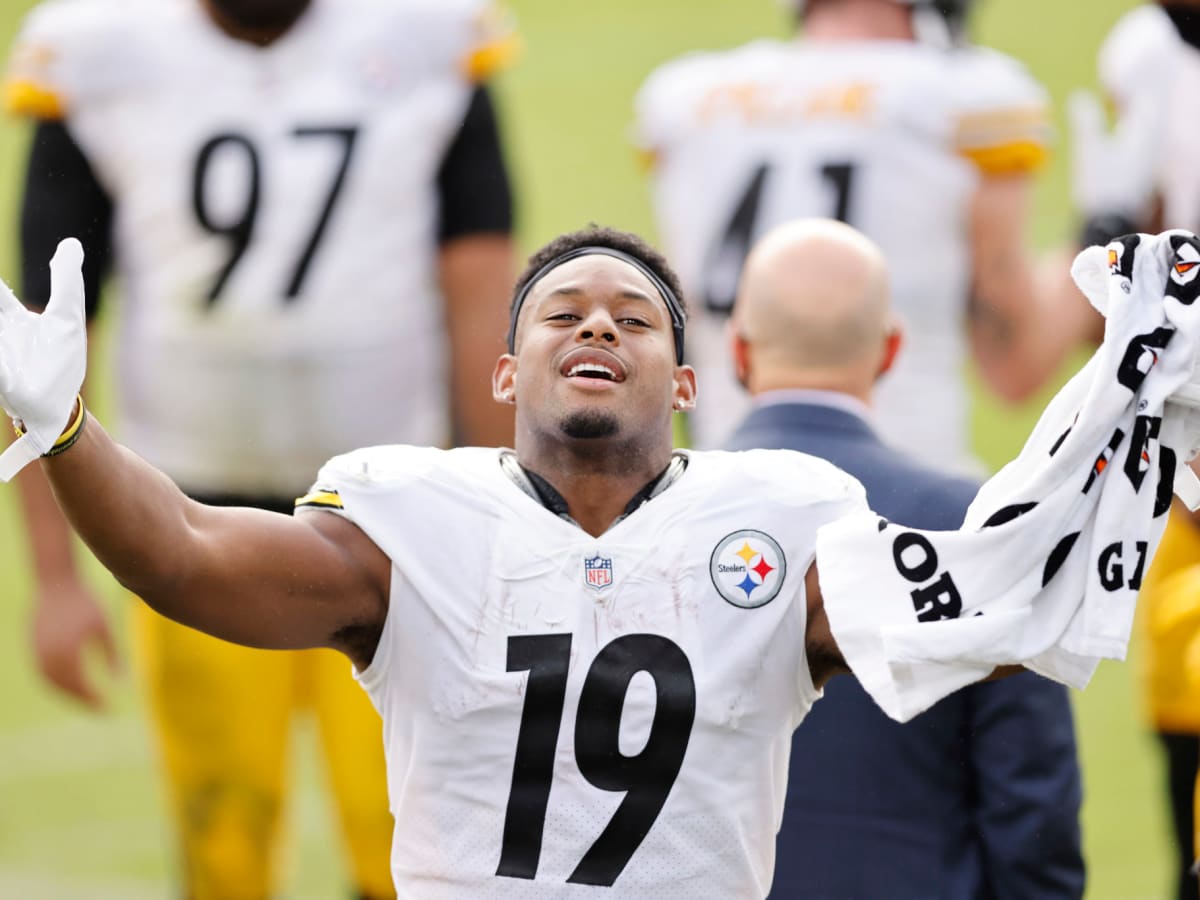 JuJu Smith-Schuster Wasted Little Time Making A TikTok In His Chiefs Jersey  (VIDEO)