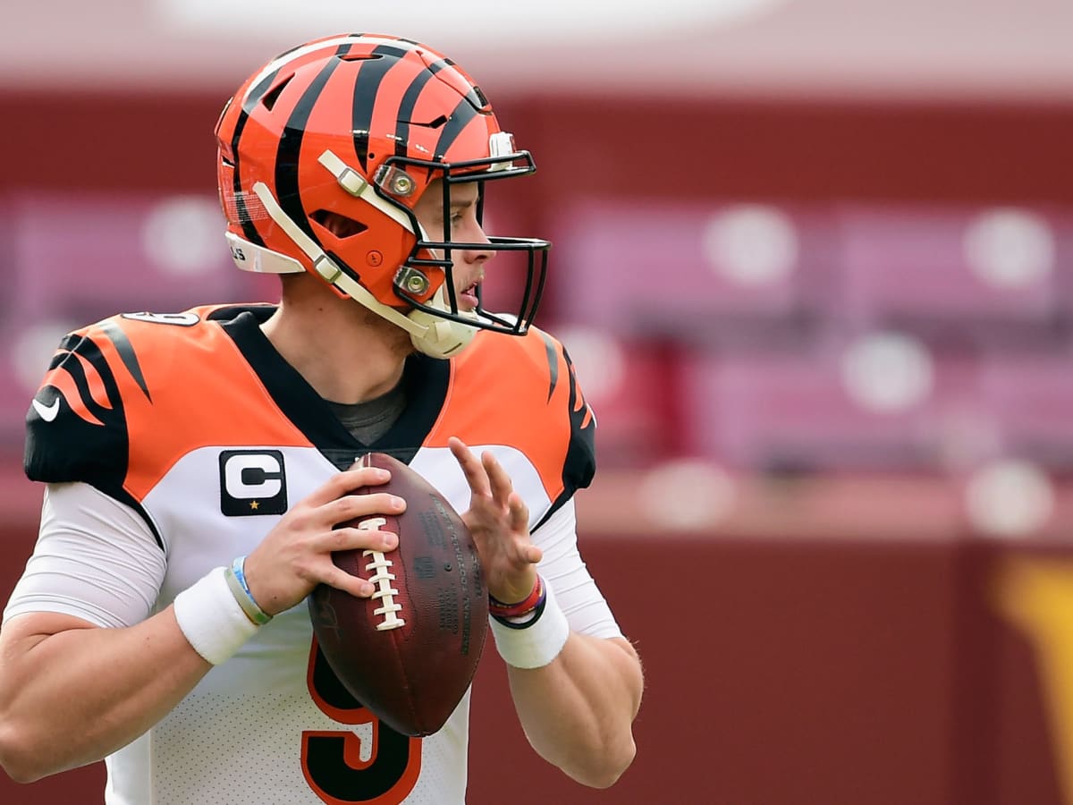 Bengals' Joe Burrow still dealing with pinkie injury, gives jersey