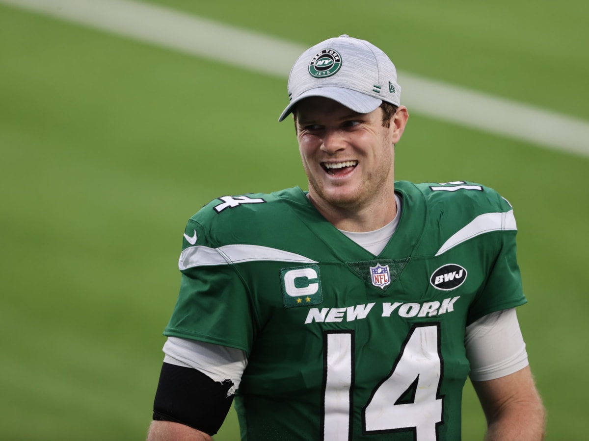 Landover, United States Of America. 13th Aug, 2018. New York Jets  quarterback Sam Darnold (14), right, signs an autograph for an unidentified  fan after participating in a joint training camp practice with