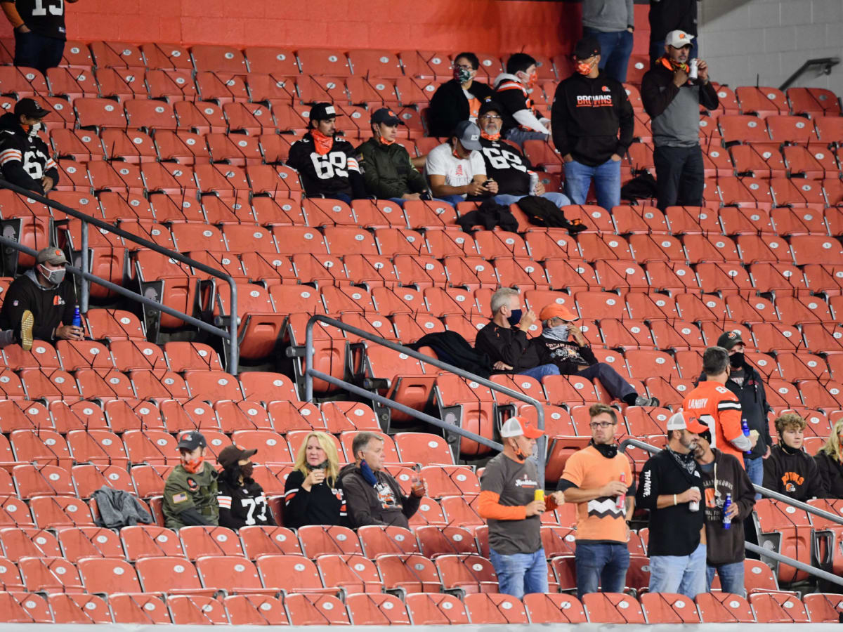 Browns identify, plan to ban fan who threw bottle at owner Jimmy Haslam