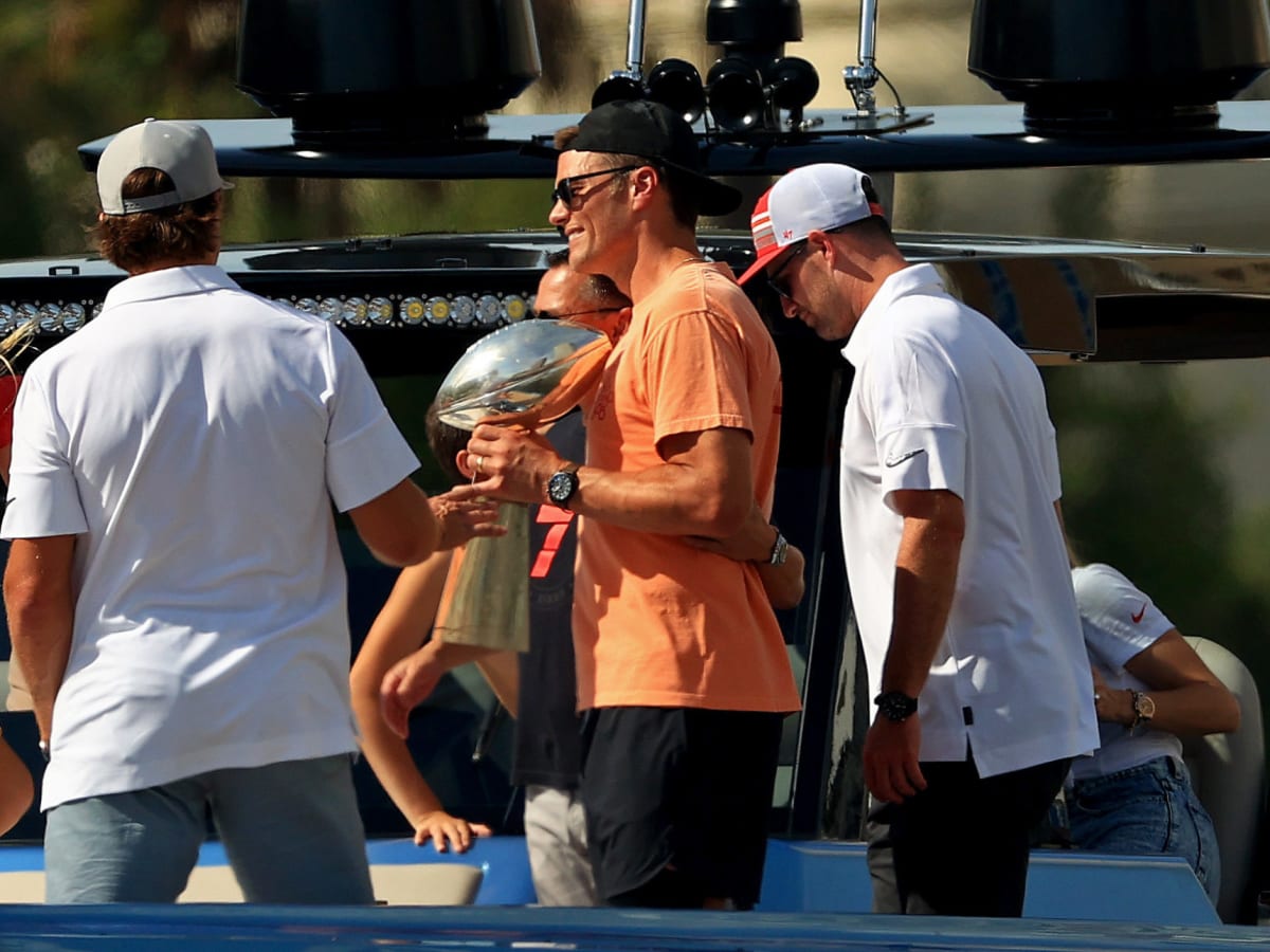 Buccaneers' Tom Brady prepares to throw Vince Lombardi Trophy at 2022 Super  Bowl boat parade