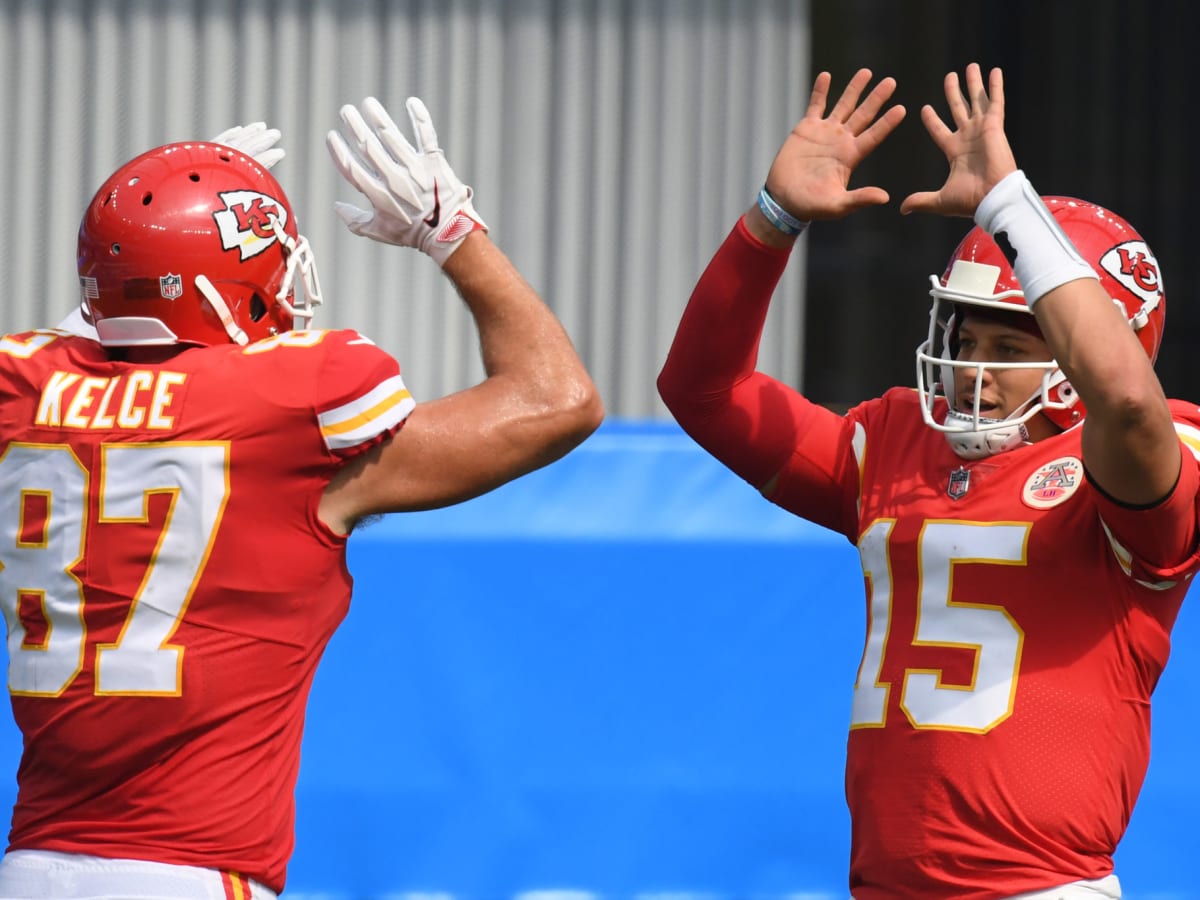 Patrick Mahomes reacts to Travis Kelce's awful pitch for MLB side