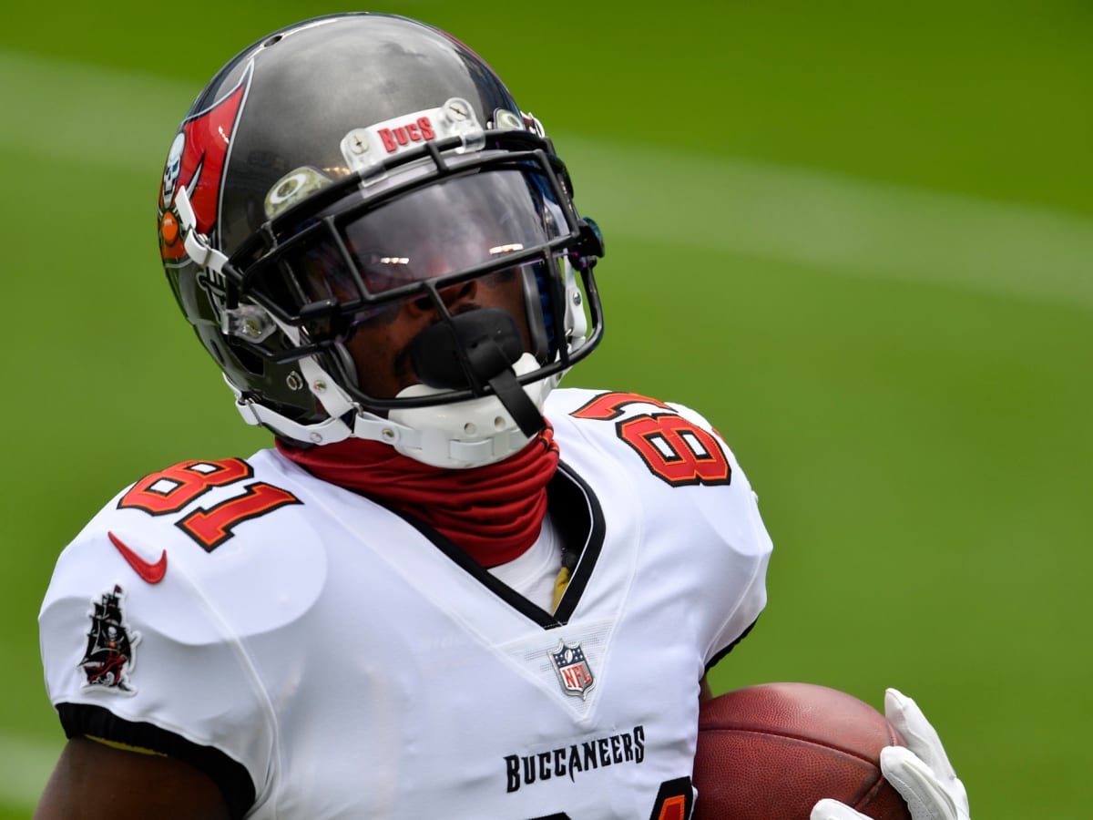 What's keeping Antonio Brown from re-signing with the Buccaneers