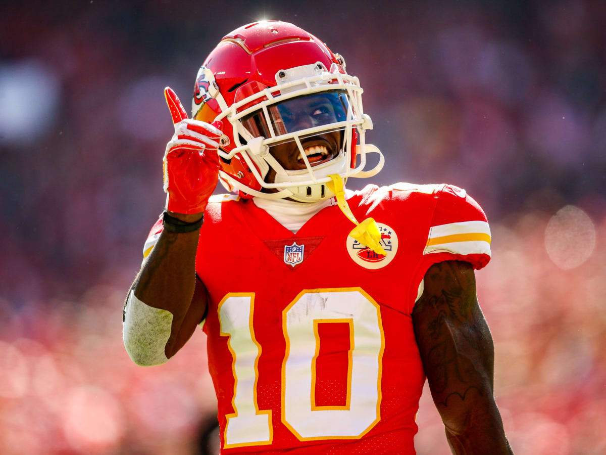 KANSAS CITY, MO - OCTOBER 10: Kansas City Chiefs wide receiver Tyreek Hill ( 10) catches a pass before an NFL football game between the Buffalo Bills  and Kansas City Chiefs on Oct