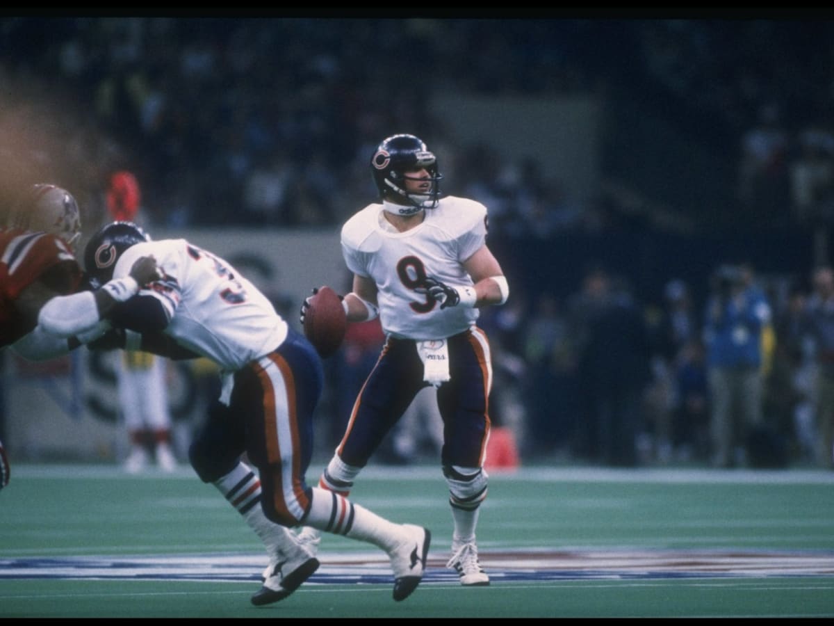 Former Chicago Bears quarterback Jim McMahon (9) and other members of the  Super Bowl XX Championship Chicago Bears team are honored before the NFL  game between the Green Bay Packers, Thursday, Sept.