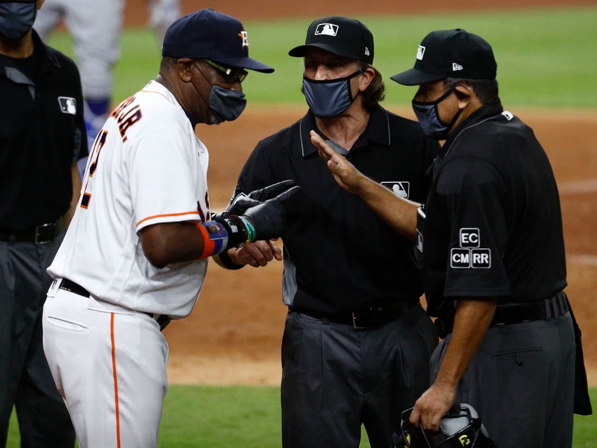 Dodgers left fielder Dusty Baker, partly hidden by umpire Jerry