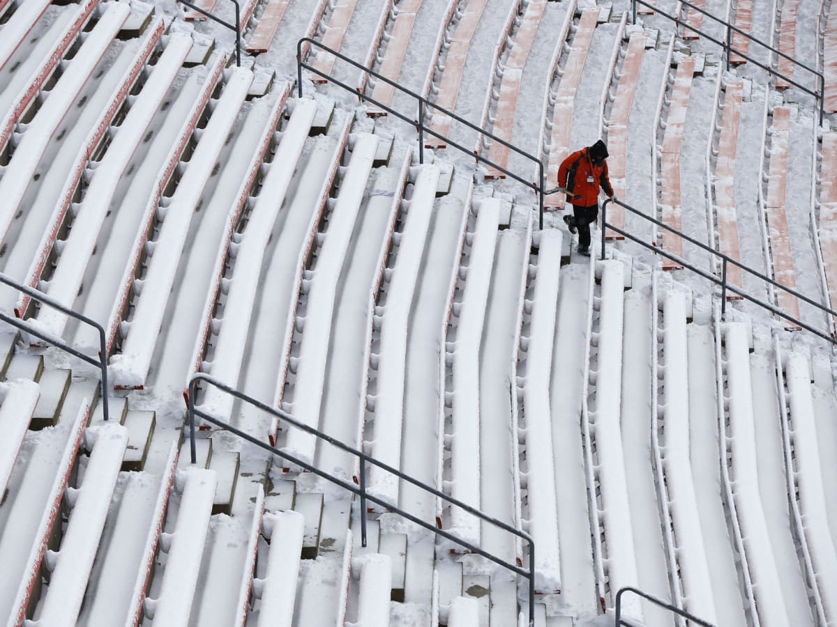 Midges swarm Browns field before game with Chargers