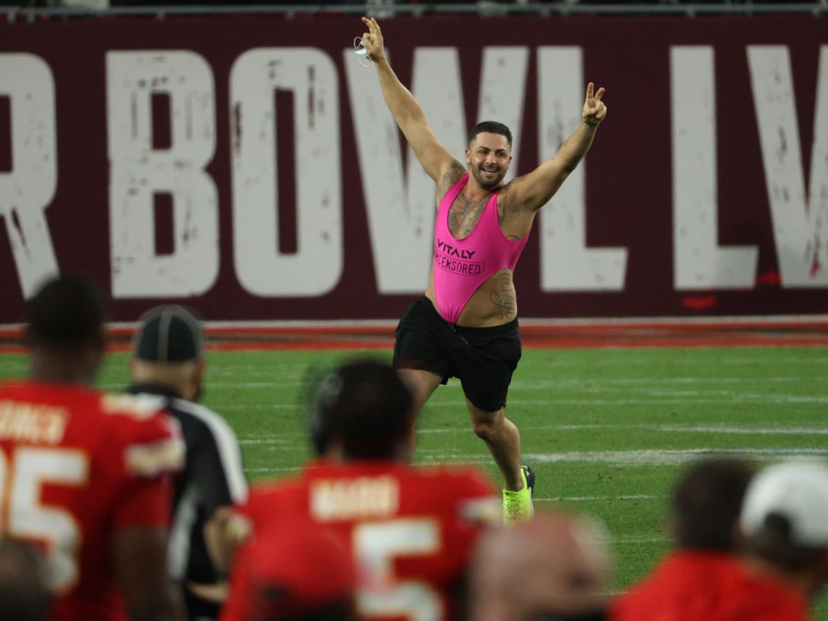 Super Bowl streaker halts game between Chiefs and Bucs in 4th quarter