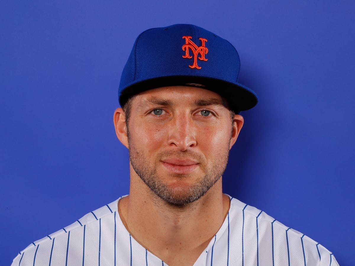 Tim Tebow warms up in left field during his first instructional league  baseball game for the New York Mets against the St. Louis Cardinals  instructional club Wednesday, Sept. 28, 2016, in Port