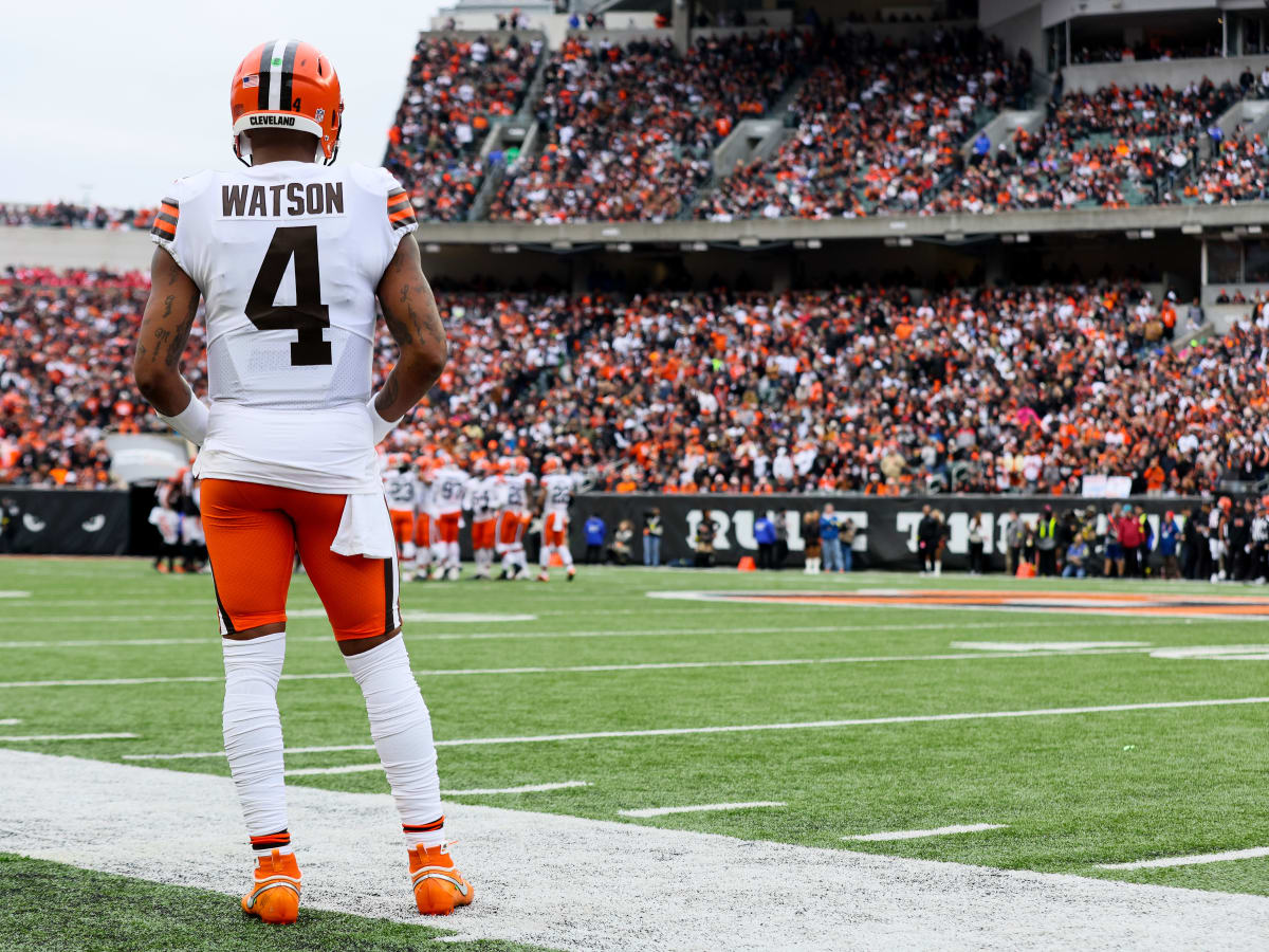 Texans fans boo Deshaun Watson when he stepped on field for Browns