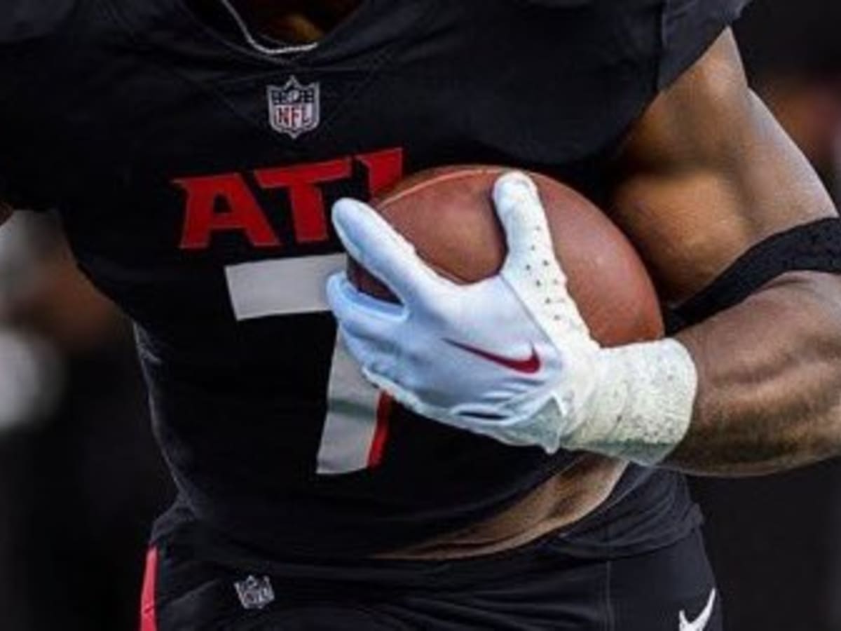 Falcons RB Bijan Robinson signs contract, debuts No. 7 jersey at