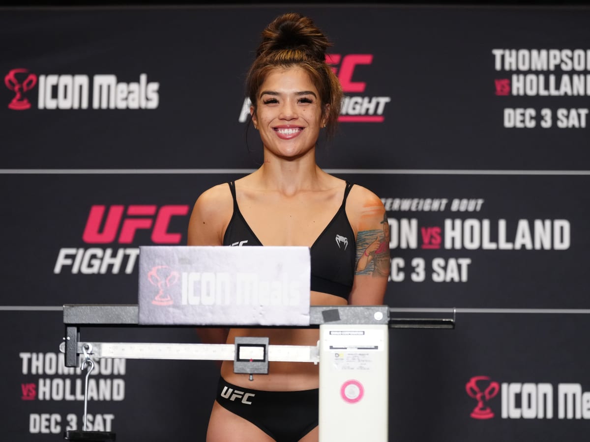 UFC Fighter Fires Back At Ex-Boyfriend After Viral Photo - The Spun