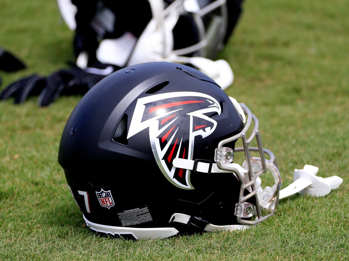 Atlanta Falcons defensive tackle Marlon Davidson (90) works against the  Chicago Bears during the second half of an NFL football game, Sunday, Sept.  27, 2020, in Atlanta. The Chicago Bears won 30-26. (AP Photo/Danny Karnik  Stock Photo - Alamy