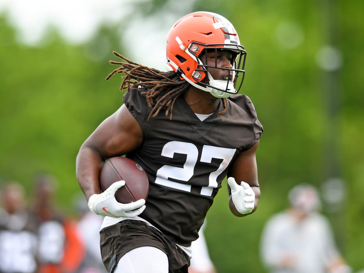 Kareem Hunt signs 2nd-round tender with the Browns worth $3.259 million 