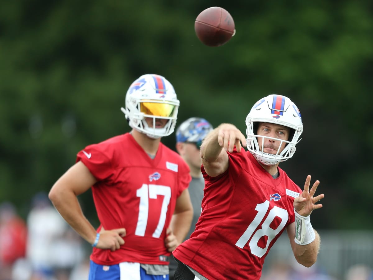 Case Keenum goes undercover as a fan at Buffalo Bills training camp 