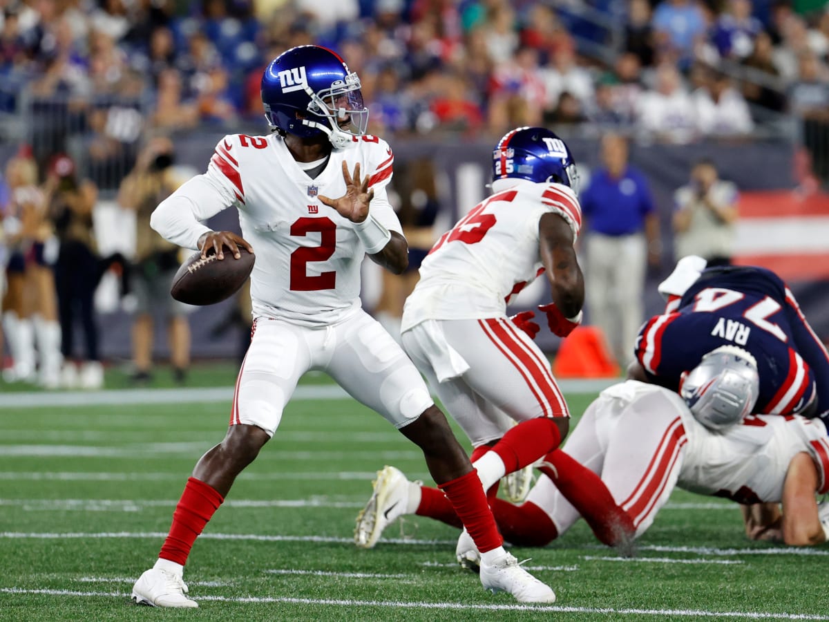 New York Giants quarterback Tyrod Taylor (2) passes during the