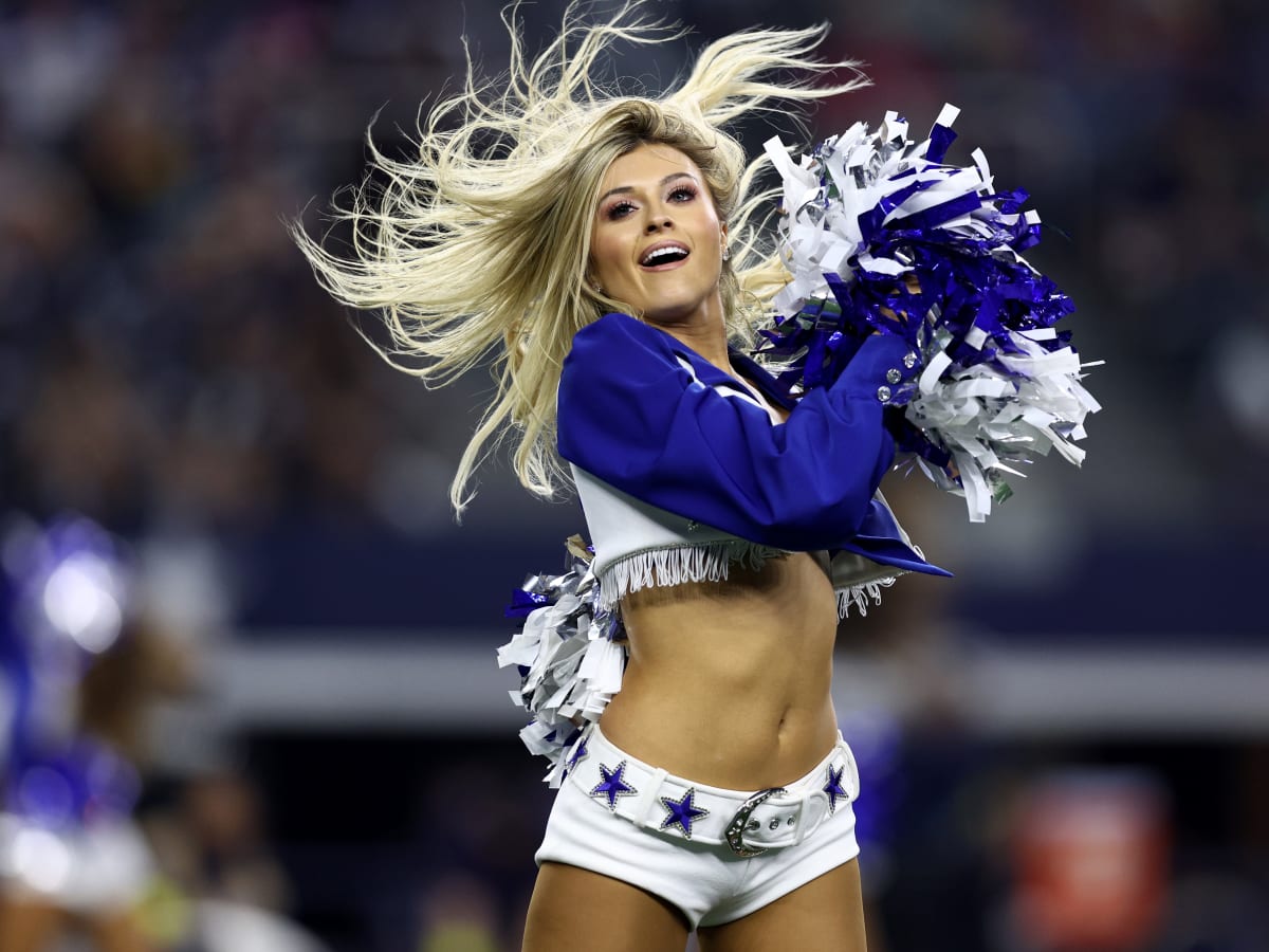 Dallas cowboy cheerleader stock image. Image of smilling - 131101867