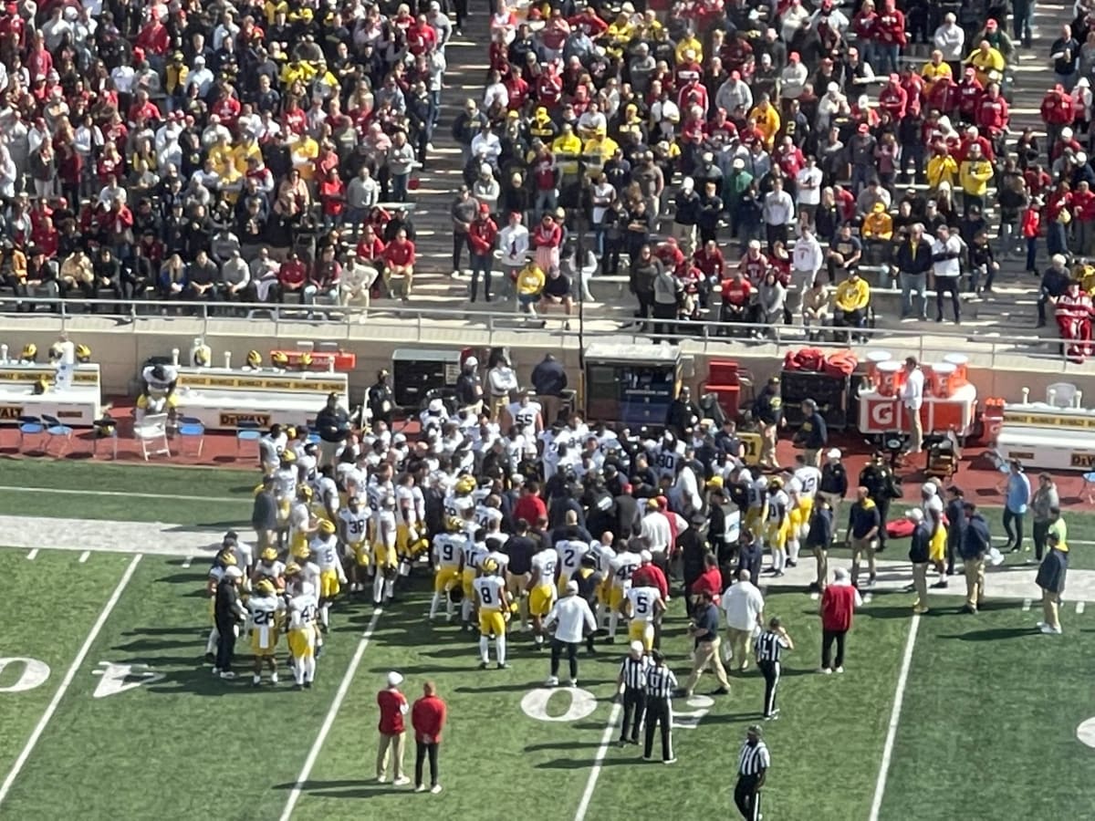 Michigan Assistant Coach Mike Hart Collapses On Sideline, Carted Off - The  Spun: What's Trending In The Sports World Today