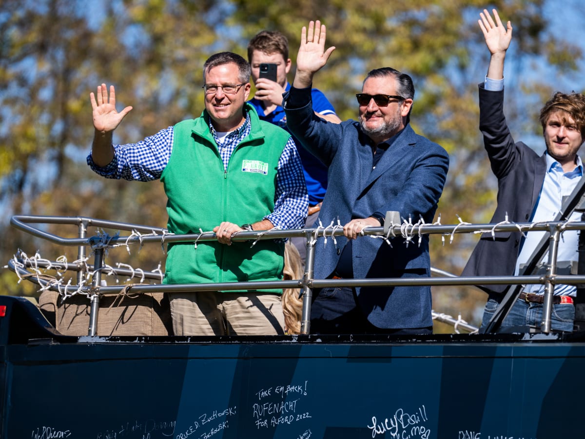 Astros fans boo Ted Cruz, hit him with beer can during World