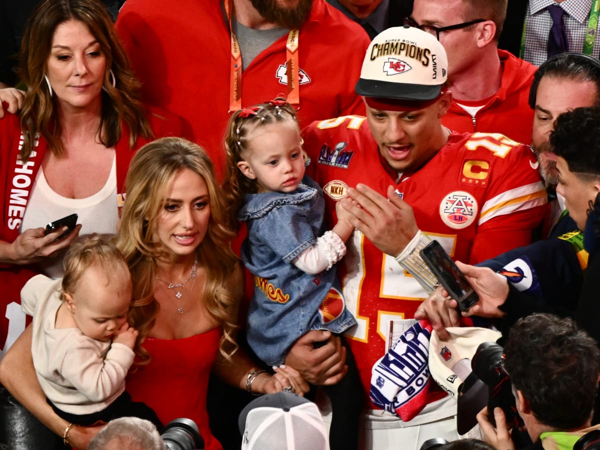 Chiefs Owners Praying For Patrick Mahomes After Family Loss - The Spun