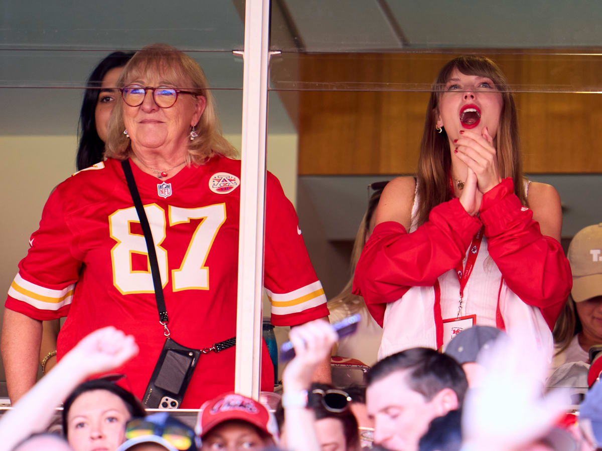 Travis Kelce's mom Donna wears Taylor Swift-inspired friendship bracelets  at Chiefs game