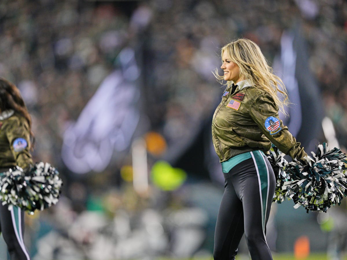 Eagles Cheerleader Goes Viral During Team's Comeback Sunday - The